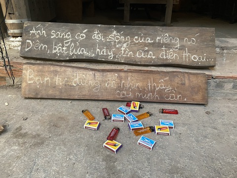 Diêm, bật lửa để phục vụ người xem triển lãm - Ảnh: T.ĐIỂU Mang diêm, bật lửa đến nhà hoang xem triển lãm- Ảnh 3.