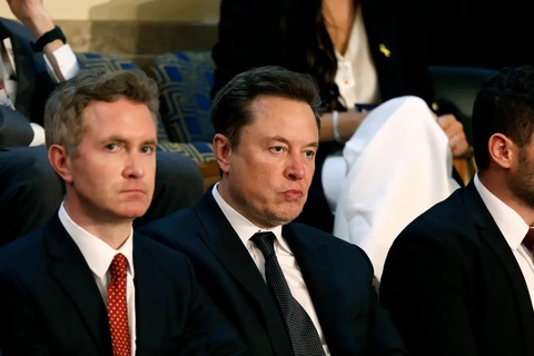 Tesla Robotaxi: Chiêu bơm giá cổ phiếu hay lời hứa hão của Elon Musk?- Ảnh 1. CEO Tesla Elon Musk (giữa) nghe bài phát biểu của Thủ tướng Israel Benjamin Netanyahu trong cuộc họp chung với Hạ viện Mỹ ngày 24-7 - Ảnh: Getty