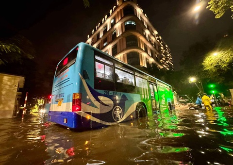 Hà Nội mưa to giờ tan tầm, nhiều tuyến đường ngập cục bộ - Ảnh 5. Mưa lớn khiến khu vực ngã tư Phan Bội Châu - Lý Thường Kiệt bị ngập sâu - Ảnh: NGUYỄN KHÁNH