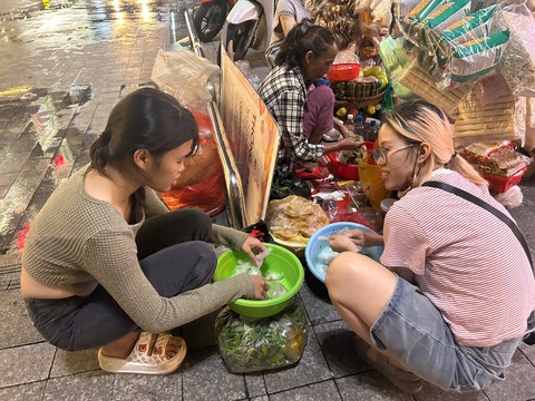 Khách ăn ở gánh bánh tráng thường tự trộn theo ý thích cho nhanh. Một phần phụ bà chủ già, một phần ăn cho hợp ý - Ảnh: NGUYỄN HOÀNG TUẤN Gánh hàng rong độc lạ 'viral' trên mạng: Bà chủ quán đêm nào cũng ngủ quên, khách tự trộn bánh tráng- Ảnh 3.
