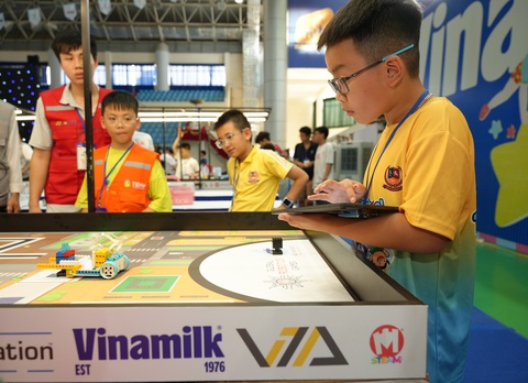 Vinamilk đồng hành với 1.500 tài năng trẻ trong cuộc thi Robotacon WRO 2024- Ảnh 3. Thí sinh tập trung tìm giải pháp để robot thực hiện các thử thách trong đề thi - Ảnh: V.N