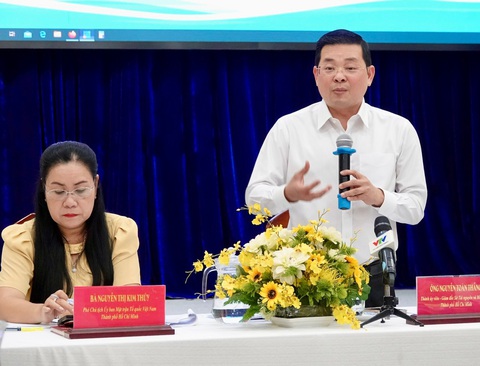 Dân kêu giá đất điều chỉnh của TP.HCM tăng cao, làm sao để dung hòa?- Ảnh 1. Ông Nguyễn Toàn Thắng, giám đốc Sở Tài nguyên và Môi trường TP.HCM, trao đổi về việc điều chỉnh bảng giá đất ngày 12-8 - Ảnh: T.T.D.