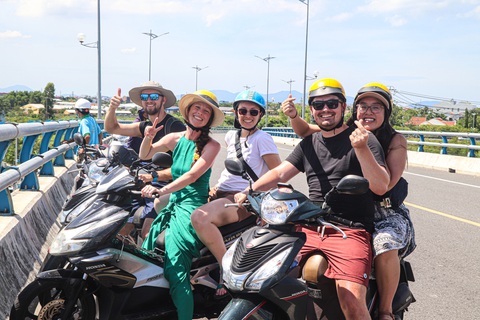 Hàng ngàn người dân đội nắng xem đua thuyền trên sông Thu Bồn- Ảnh 5. Hàng ngàn người dân đội nắng xem đua thuyền trên sông Thu Bồn- Ảnh 5.