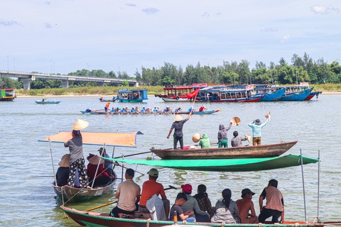 Hàng ngàn người dân đội nắng xem đua thuyền trên sông Thu Bồn- Ảnh 3. Người dân đứng trên thuyền cổ vũ các đội đua - Ảnh: THANH NGUYÊN