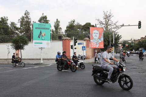 Iran rò rỉ điều kiện để không tấn công Israel- Ảnh 1. Ảnh cố lãnh đạo Hamas Ismail Haniyeh trên một đường phố ở Tehran (Iran) - Ảnh: REUTERS