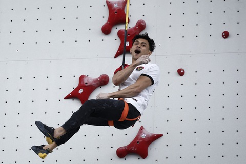 Giành huy chương Olympic: Bài học lớn từ Indonesia- Ảnh 1. Leonardo giành HCV leo núi tại Olympic Paris 2024 - Ảnh: Reuters