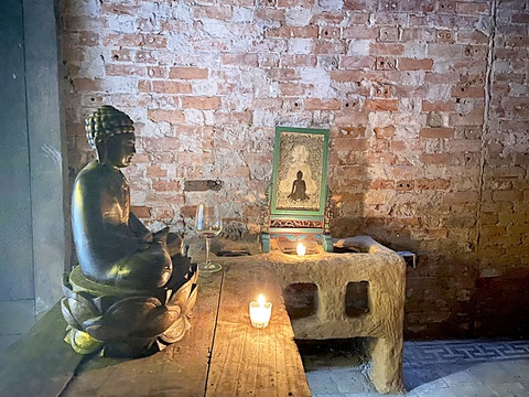 Mang diêm, bật lửa đến nhà hoang xem triển lãm- Ảnh 1. Mang diêm, bật lửa đến nhà hoang xem triển lãm- Ảnh 1.