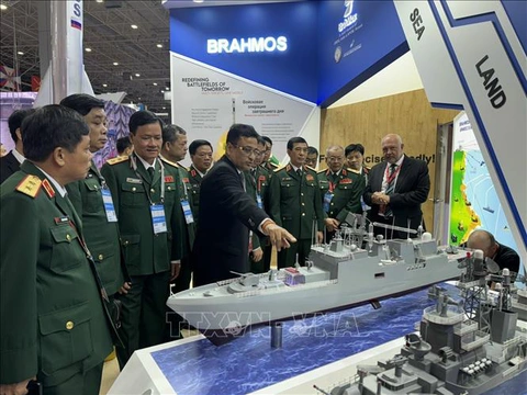 Đại tướng Phan Văn Giang dự Diễn đàn Army-2024 ở Nga- Ảnh 1. Bộ trưởng Bộ Quốc phòng, Đại tướng Phan Văn Giang và các thành viên trong đoàn tham quan các gian hàng tại Army-2024 - Ảnh: TTXVN