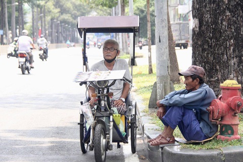 Sau năm kỷ lục, nhiều công ty xổ số giữ 'phong độ' hoặc lãi cao hơn- Ảnh 1. Theo công ty xổ số, số lượng người đi bán vé dạo ngày càng nhiều hơn so với thời gian trước dịch COVID-19 - Ảnh: LÊ PHAN
