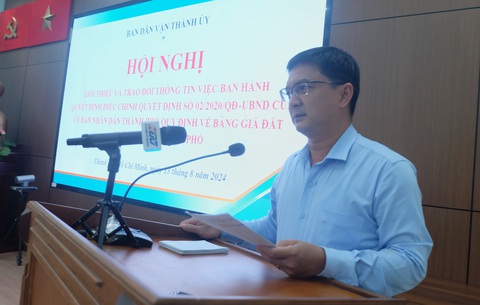Sở Tài nguyên và Môi trường TP.HCM: Không chỉnh bảng giá đất, nhiều người chịu thiệt thòi- Ảnh 2. Trưởng Ban Dân vận Thành ủy TP.HCM Nguyễn Mạnh Cường phát biểu tại hội nghị - Ảnh: TIẾN LONG