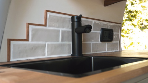 Biến xe điện thành nhà di động: Sống trong rừng cũng không phải lo lắng nhờ bố trí khéo léo- Ảnh 19. Biến xe điện thành nhà di động: Sống trong rừng cũng không phải lo lắng nhờ bố trí khéo léo- Ảnh 19.