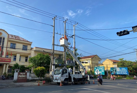 PC Phú Yên áp dụng công nghệ hotline nâng cao độ tin cậy cung cấp điện- Ảnh 1. Đội hotline 2 thực hiện công tác sửa chữa điện nóng tại trạm biến áp T332/473/THO Điện lực Tuy Hòa - ẢNH: N.H