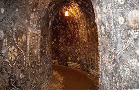 Bí ẩn hang động khổng lồ khảm hàng triệu vỏ nghêu, ốc, sò- Ảnh 1. Hang động Shell Grotto là một địa điểm kỳ lạ nằm ẩn mình dưới thị trấn Margate ở Anh - Ảnh: The Sun