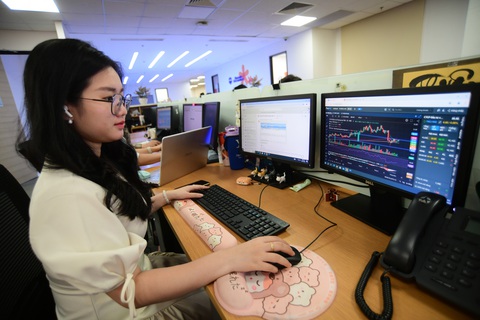 Từ 1-10, ngừng giao dịch chứng khoán online nếu không cập nhật căn cước công dân- Ảnh 1. Nhà đầu tư sẽ phải ngừng giao dịch chứng khoán trực tuyến nếu không cập nhật căn cước công dân kể từ 1-10 - Ảnh: QUANG ĐỊNH