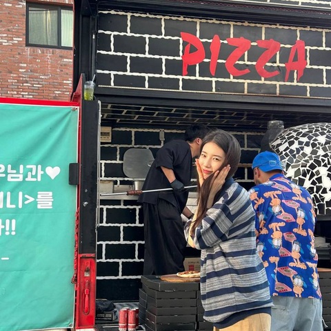 Suzy vui mừng khoe xe tải pizza Song Hye Kyo tặng- Ảnh 1. Suzy vui mừng khoe xe tải pizza Song Hye Kyo tặng- Ảnh 1.