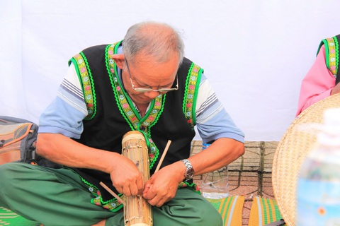 Một già làng chăm chú làm đàn Chapi - Ảnh: TRẦN HOÀI Một già làng khác đang làm đàn Chapi - Ảnh: TRẦN HOÀI