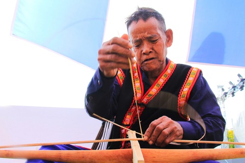 Già làng Cao Văn Thắng (xã Ba Cụm Bắc) làm một chiếc nỏ - Ảnh: TRẦN HOÀI Già làng Cao Văn Thắng (xã Ba Cụm Bắc) làm một chiếc nỏ. Ông cho hay để làm nên một chiếc nỏ phải mất 2-3 ngày - Ảnh: TRẦN HOÀI
