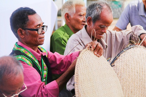 Những già làng dù tuổi cao nhưng rất thạo nghề - Ảnh: TRẦN HOÀI Những già làng tuổi cao nhưng rất giỏi đan lát - Ảnh: TRẦN HOÀI
