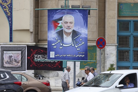 Cái chết của thủ lĩnh Hamas Ismail Haniyeh khiến căng thẳng ở Trung Đông leo thang. Trong ảnh là áp phích ông Haniyeh ở thủ đô Tehran của Iran, ngày 12-8 - Ảnh: AFP Các nước châu Âu kêu gọi không tấn công Israel, Iran thẳng thừng bác bỏ- Ảnh 1.