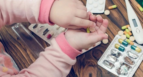 Nhờ em trai 5 tuổi pha thuốc hạ sốt, cô gái mắc COVID-19 nhập viện nguy kịch- Ảnh 1. Nhờ em trai 5 tuổi pha thuốc, chị gái nhập viện nguy kịch - Ảnh minh họa