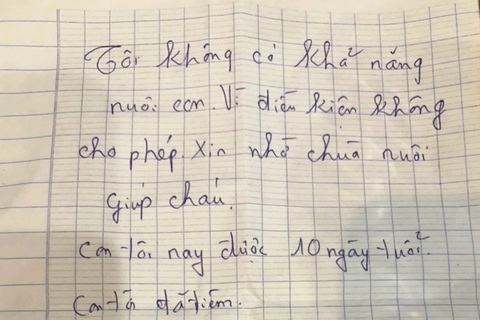 Đáng thương 2 cháu bé bị bỏ rơi trước cổng chùa kèm mảnh giấy nhờ chùa nuôi giúp- Ảnh 1. Lá thư trong thùng giấy cháu bé 10 ngày tuổi bị bỏ rơi trước cổng chùa - Ảnh: QUANG HÀ