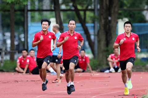 Ba trọng tài FIFA (từ trái qua) Nguyễn Mạnh Hải, Lê Vũ Linh và Hoàng Ngọc Hà hoàn thành bài kiểm tra thể lực trước mùa giải 2024 - 2025 - Ảnh: HOÀNG TÙNG 100% trọng tài phía Bắc hoàn thành kiểm tra thể lực trước mùa giải 2024-2025- Ảnh 1.