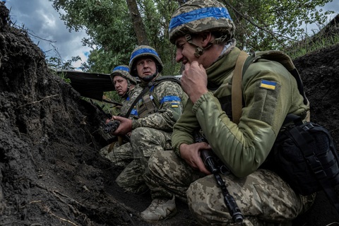 Ukraine nói không muốn chiếm giữ lãnh thổ Nga- Ảnh 1. Quân nhân Ukraine tại vùng Sumy giáp biên giới với Nga ngày 13-8 - Ảnh: REUTERS