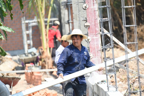Bán nhà ở hình thành trong tương lai cần giấy tờ gì?- Ảnh 1. Người dân xây dựng nhà ở hình thành trong tương lai - Ảnh: TỰ TRUNG