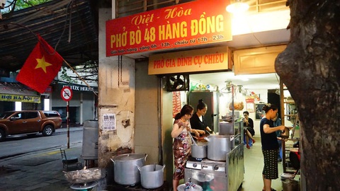 Phở Cụ Chiêu ở góc phố cổ sáng đèn từ tờ mờ sớm - Ảnh: LÊ VÂN Báo Hàn gọi tên 4 quán phở phải ăn khi đến Hà Nội- Ảnh 2.