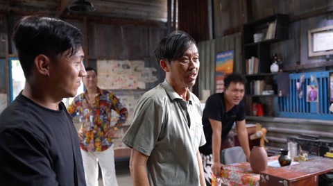 Hoài Linh trong phim Làm giàu với ma Tin tức giải trí 13-8: Rap Việt trở lại, Hoài Linh 50kg cõng Tuấn Trần 1,8m trong Làm giàu với ma- Ảnh 6.
