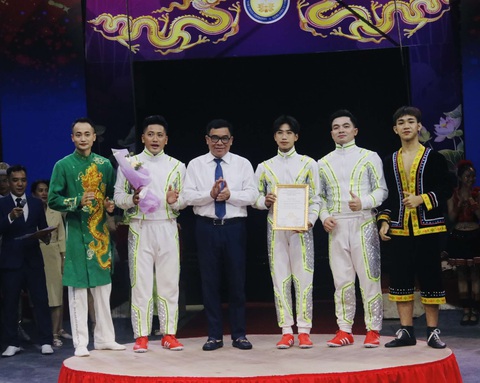 Giám đốc Sở Văn hóa - Thể thao Hà Nội Đỗ Đình Hồng trao giải nhất cho các nghệ sĩ Đoàn Xiếc đương đại - Liên đoàn Xiếc Việt Nam với tiết mục Vòng xoay đôi Vũ điệu không gian - Ảnh: BTC Giám đốc Sở Văn hóa và Thể thao Hà Nội Đỗ Đình Hồng trao giải nhất cho các nghệ sĩ Đoàn xiếc đương đại - Liên đoàn Xiếc Việt Nam với tiết mục vòng xoay đôi Vũ điệu không gian - Ảnh: BTC