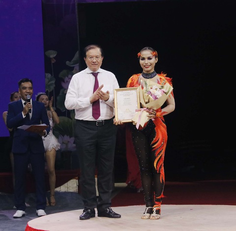 Thứ trưởng Bộ Văn hóa, Thể thao và Du lịch Tạ Quang Đông trao giải nhất cho nghệ sĩ Nhà hát Nghệ thuật Phương Nam với tiết mục quay thảm đứng tay - Ảnh: BTC Thứ trưởng Bộ Văn hóa, Thể thao và Du lịch Tạ Quang Đông trao giải nhất cho nghệ sĩ Nhà hát Nghệ thuật Phương Nam với tiết mục Quay thảm đứng tay - Ảnh: BTC