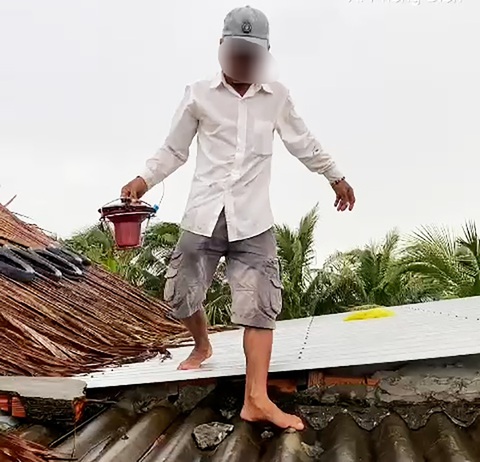 Điều tra vụ tàu cá ngoài biển nhưng thiết bị giám sát hành trình trên nóc nhà- Ảnh 1. Tàu cá đang hoạt động ngoài biển nhưng thiết bị giám sát hành trình lại được giấu trên nóc nhà dân - Ảnh: THANH HUYỀN