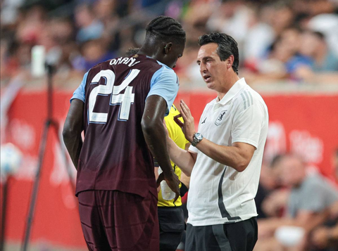 Amadou Onana muốn học ngôn ngữ thứ 6 từ HLV Unai Emery- Ảnh 1. Amadou Onana dùng tiếng Tây Ban Nha trao đổi với HLV Unai Emery ở CLB Aston Villa - Ảnh: Getty