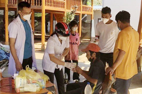 Cán bộ Trung tâm Y tế huyện Mường Lát đến tận nhà dân ở khu phố Đoàn Kết, thị trấn Mường Lát để cấp phát thuốc miễn phí và tuyên truyền phòng chống bệnh bạch hầu - Ảnh: CTV Hai bệnh nhân cuối cùng mắc bệnh bạch hầu ở Mường Lát xuất viện- Ảnh 1.