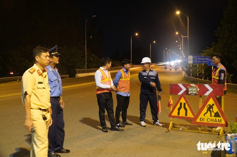 Cầu Rạch Miễu được thử tải như thế nào?- Ảnh 4. Từ 22h30 cầu Rạch Miễu được dựng hàng rào, chặn ô tô lên cầu ở cả hai hướng
