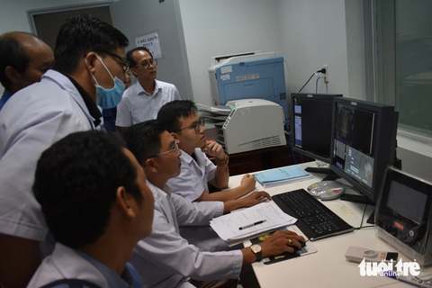 Kiên Giang sử dụng máy chẩn đoán ung thư đầu tiên tại Đồng bằng sông Cửu Long- Ảnh 3. Các bác sĩ đến từ Bệnh viện Chợ Rẫy (TP.HCM) chuyển giao công nghệ, kỹ thuật cho các bác sĩ Bệnh viện Ung bướu tỉnh Kiên Giang - Ảnh: BỬU ĐẤU