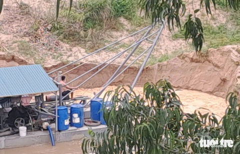 Một khoảng chân ruộng đã bị bè khai thác cát hút rỗng nhưng dại diện doanh nghiệp nói đó là bãi bồi - Ảnh: TRUNG TÂN Một khoảng chân ruộng đã bị bè khai thác cát hút rỗng, nhưng đại diện doanh nghiệp nói đó là bãi bồi - Ảnh: TRUNG TÂN