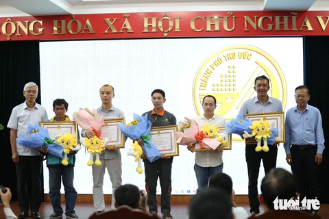 Trao bằng khen của UBND TP.HCM cho những 'người hùng' cứu người ở cầu Phú Mỹ- Ảnh 1. Năm cá nhân nhận bằng khen của chủ tịch UBND TP.HCM - Ảnh: MINH HÒA