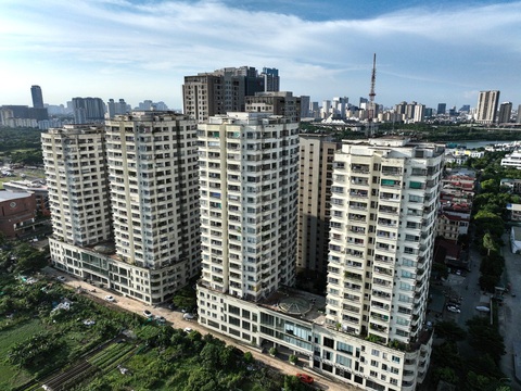 Bộ Xây dựng: Giá chung cư tại Hà Nội và TP.HCM tăng mạnh nhưng đang chững lại- Ảnh 1. Nhiều khu chung cư đã qua sử dụng nhiều năm tại Hà Nội cũng tăng giá mạnh trong quý 2-2024 - Ảnh: NAM TRẦN