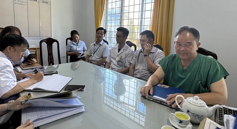 Ông Bùi Nam Ơn - giám đốc Trung tâm y tế huyện Cư M'gar (áp xanh) nói có chủ trương trích 10% tiền những người được hưởng cho những người khác - Ảnh: TRUNG TÂN Ông Bùi Nam Ơn - giám đốc Trung tâm Y tế huyện Cư M'gar (áo xanh) - nói cơ quan này họp và thống nhất trích 10% phụ cấp nghề của đối tượng được hưởng, để chia cho những đối tượng khác không được hưởng tại đơn vị - Ảnh: TRUNG TÂN