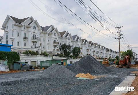 Đường ngàn tỉ Dương Quảng Hàm đã lộ dáng, có thể thông xe năm nay- Ảnh 9. Đường Dương Quảng Hàm trước nay thường xuyên rơi vào tình trạng ùn ứ giao thông, đặc biệt vào giờ cao điểm. Do đó, việc sớm hoàn thành xây dựng mở rộng con đường này được nhiều người dân mong mỏi - Ảnh: LÊ PHAN
