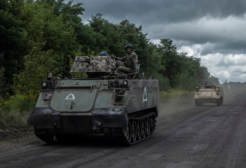 Ukraine mở đợt tập kích lớn chưa từng có, tiến sâu hơn vào vùng Kursk- Ảnh 1. Binh sĩ Ukraine di chuyển trên xe bọc thép chiến đấu tại khu vực Sumy gần vùng Kursk của Nga ngày 13-8 - Ảnh: REUTERS