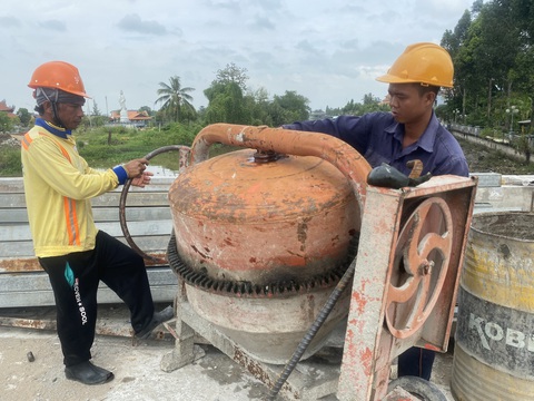 Sóc Trăng phát động thi đua đẩy nhanh tiến độ thi công cao tốc- Ảnh 1. Sóc Trăng yêu cầu các nhà thầu đẩy nhanh tiến độ thi công các dự án trọng điểm - Ảnh: KHẮC TÂM