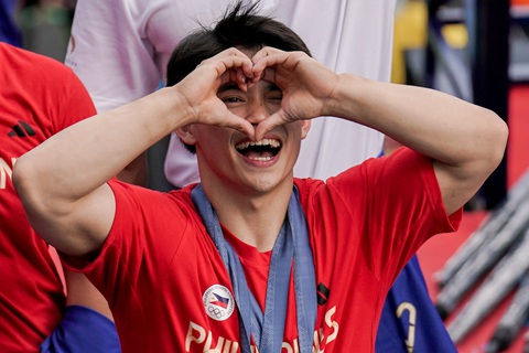 Hàng ngàn người Philippines đổ ra đường đón người hùng Olympic Carlos Yulo- Ảnh 2. Hàng ngàn người Philippines đổ ra đường đón người hùng Olympic Carlos Yulo- Ảnh 2.