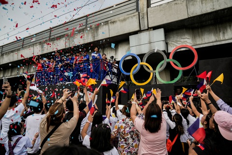 Hàng ngàn người Philippines đổ ra đường đón người hùng Olympic Carlos Yulo- Ảnh 1. Hàng ngàn người Philippines đổ ra đường đón người hùng Olympic Carlos Yulo- Ảnh 1.