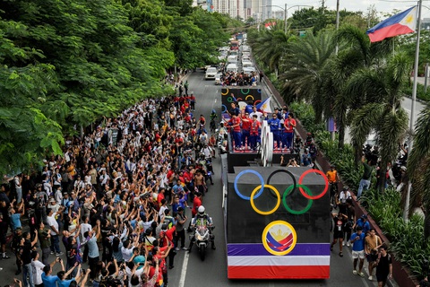 Hàng ngàn người Philippines đổ ra đường đón người hùng Olympic Carlos Yulo- Ảnh 4. Biển người đổ ra đường để chào đón Carlos Yulo và các VĐV Philippines - Ảnh: REUTERS