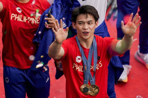 Hàng ngàn người Philippines đổ ra đường đón người hùng Olympic Carlos Yulo- Ảnh 6. Carlos Yulo được xem như người hùng tại Philippines vì giành được 2 HCV tại Olympic 2024 - Ảnh: REUTERS
