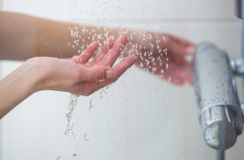 Chăm sóc vết mổ ra sao để tránh nhiễm trùng và sẹo lồi?- Ảnh 2. Nên che chắn kỹ cho vùng phẫu thuật, không để nước bẩn, xà phòng rơi vào khi vệ sinh cơ thể - Ảnh minh họa