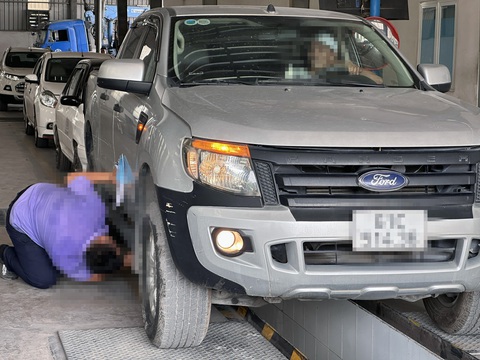 Những mánh khóe để ‘phù phép’ kết quả đăng kiểm- Ảnh 1. Đăng kiểm viên đã sử dụng các